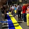 В підтримку Маріуполя в Києві зібрали кілометровий прапор (відео)