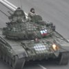В Донецк под стрельбу из автоматов въезжают танки (фото)