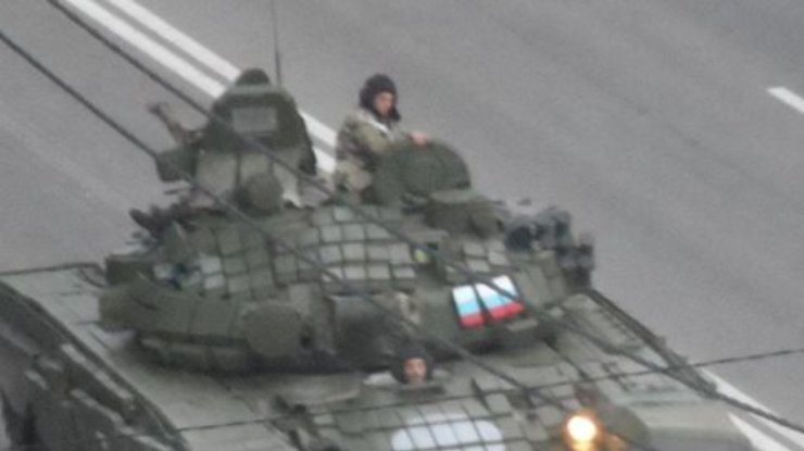 В Донецк под стрельбу из автоматов въезжают танки (фото)