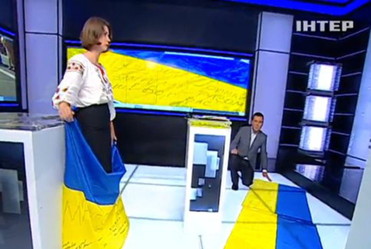 Флаг Украины со словами поддержки презентовали Мариуполю в прямом эфире (видео)