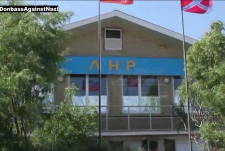 Замість таблички "Україна" в Ізваріно терористи причепили "ЛНР" (відео)