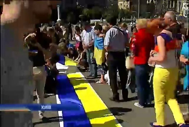 В підтримку Маріуполя в Києві зібрали кілометровий прапор (відео)