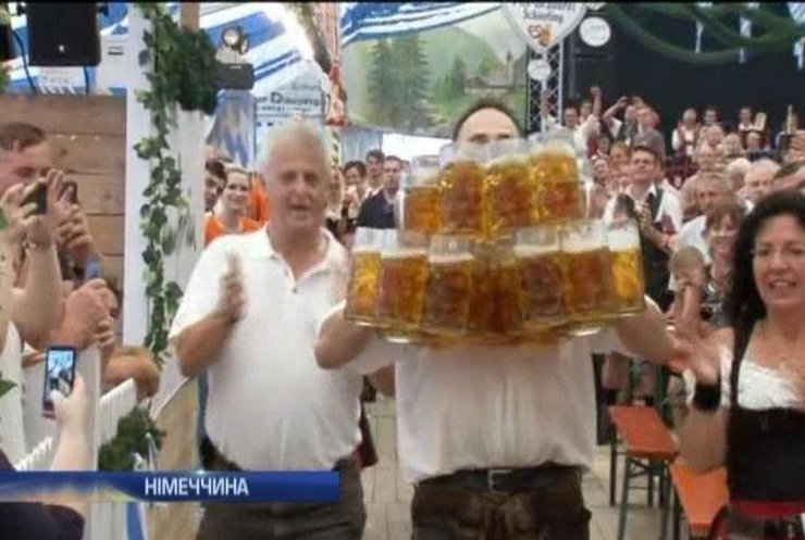 У Німеччині поставили світовий рекорд пивними кухлями