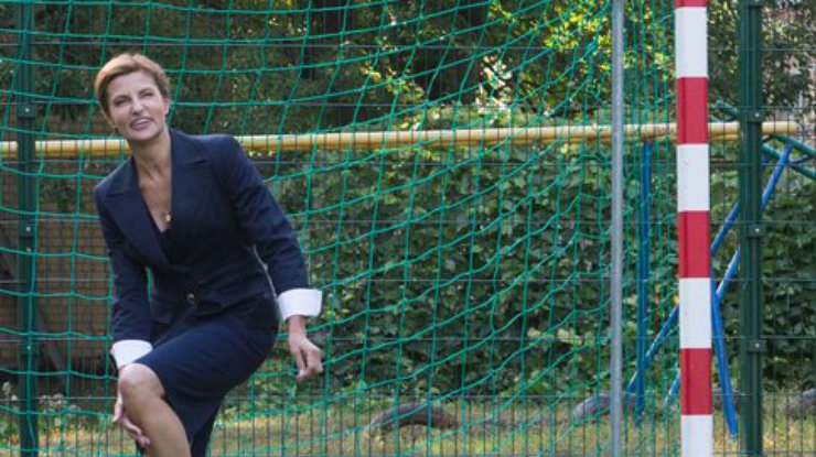 Марина Порошенко в Харькове сыграла в футбол босиком (фото, видео)