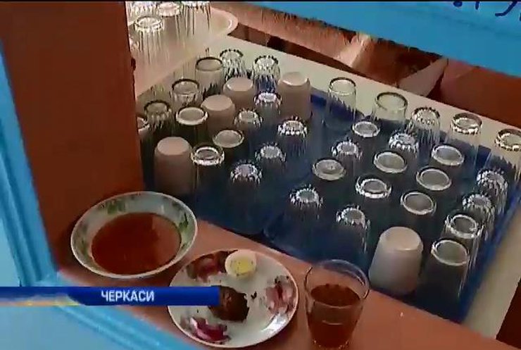 На Черкащині 30 учнів отруїлись неякісною їжею шкільної їдальні
