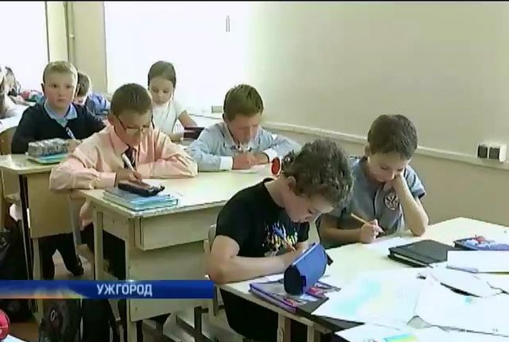 Діти Ужгорода рятують солдат листами на фронт (відео)