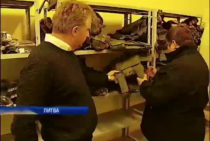 Литовцы шлют Украине форму, каски бронежилеты (видео)