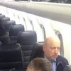 Турчинов демонстративно полетал эконом-классом (фото)