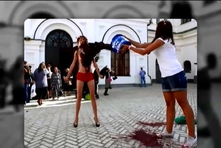 В Киево-Печерской Лавре активистка Femen вылила на себя ведро крови (видео)