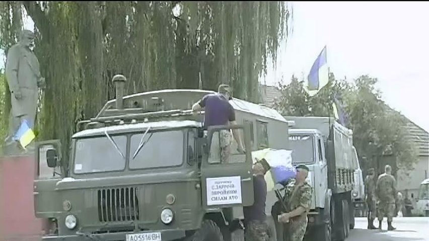 Мешканці села на Закарпатті подарували військовим три вантажівки