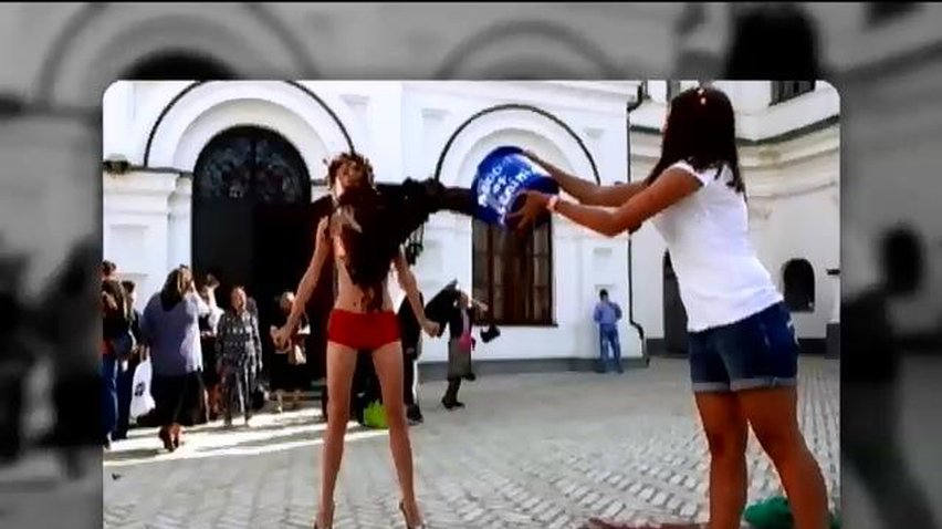В Киево-Печерской Лавре активистка Femen вылила на себя ведро крови (видео)
