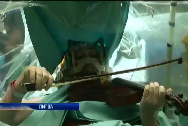 Скрипалька грала лікарям під час операції на власному мозку