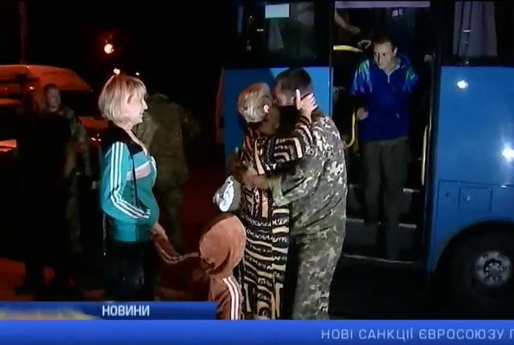 До Дніпропетровська привезли 21 звільненого солдата: випуск 11:00