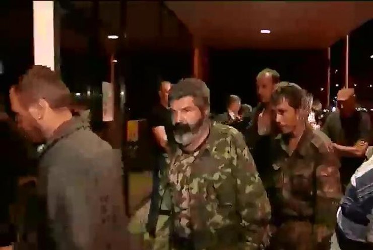 В Днепропетровск прибыли освобожденные из плена офицеры