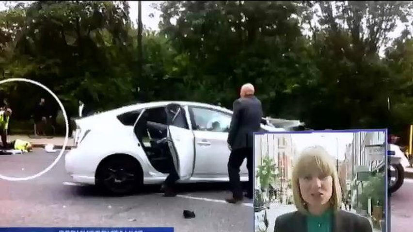 Кортеж принца Гарри на скорости врезался в такси: пострадал мотоциклист (видео)