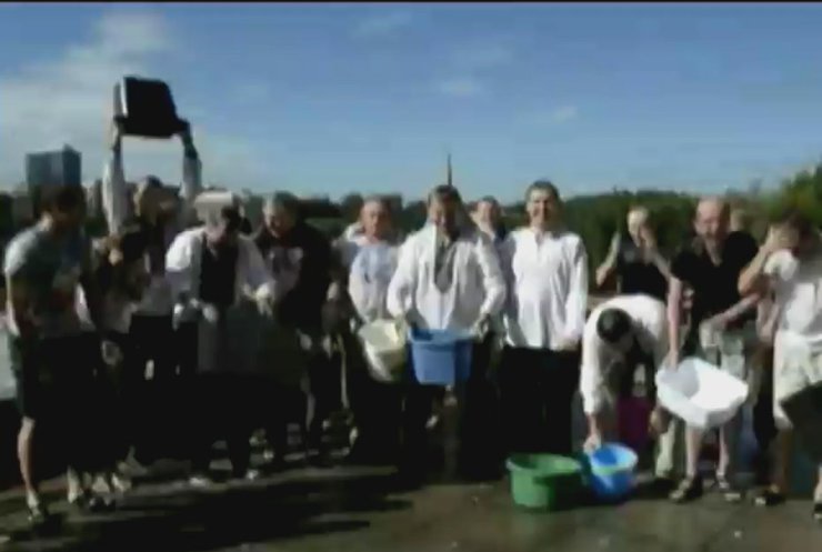 Посольство США підхопило благодійну естафету Ice Bucket Challange