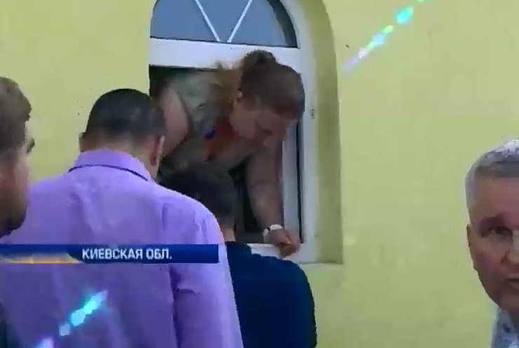 В Киевской области прихожане на кулаках решали кто будет служить в храме