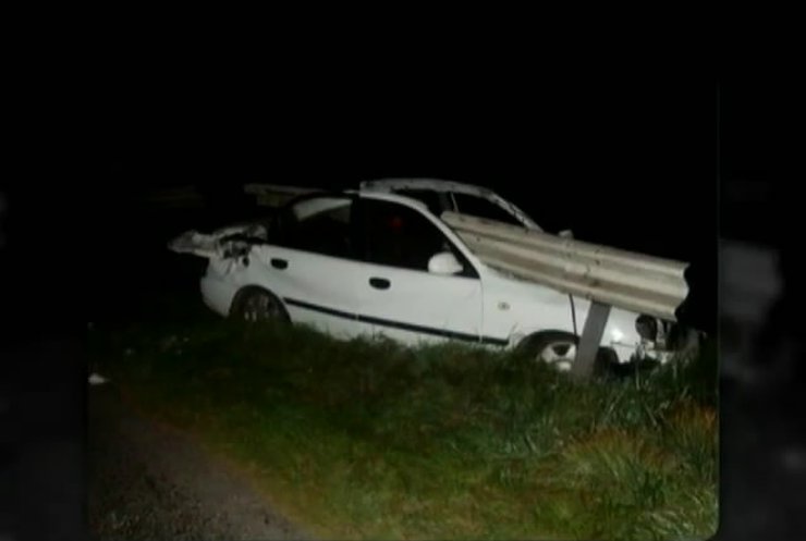 На Житомирщині відбійник розрізав навпіл авто: четверо людей загинули