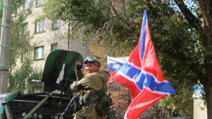 Как прошел День города в Луганске: БТРы, пулеметы и флаги СССР (фото, видео)