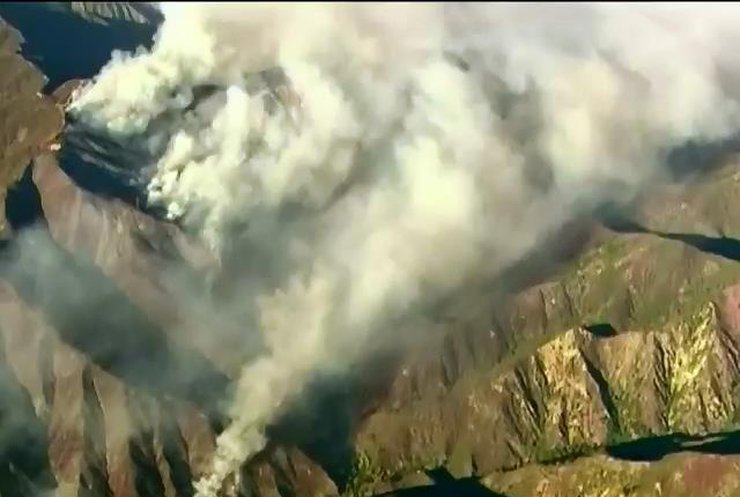 У Каліфорнії третій день вирують масштабні лісові пожежі