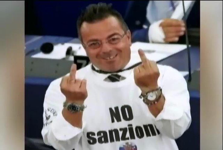 Евродепутат от Италии поддержал Россию средним пальцем