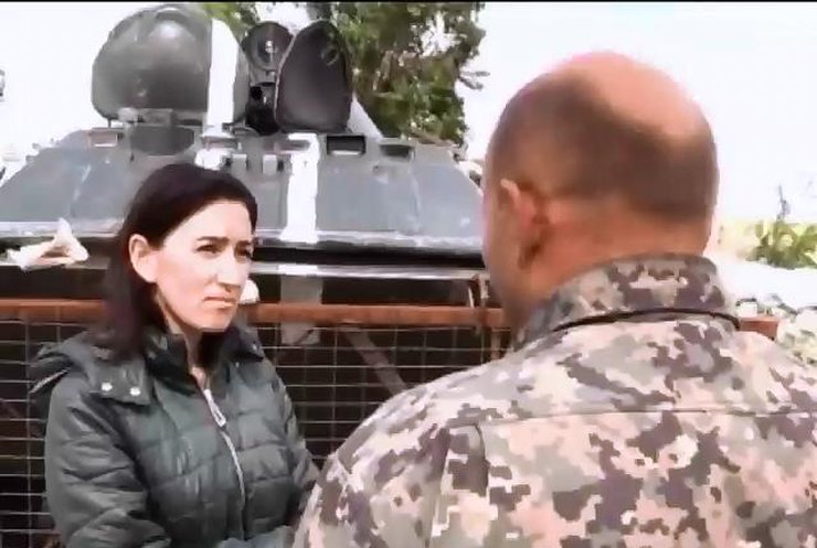 Под Мариуполем военные укрепляют БТР времен войны в Афганистане (видео)