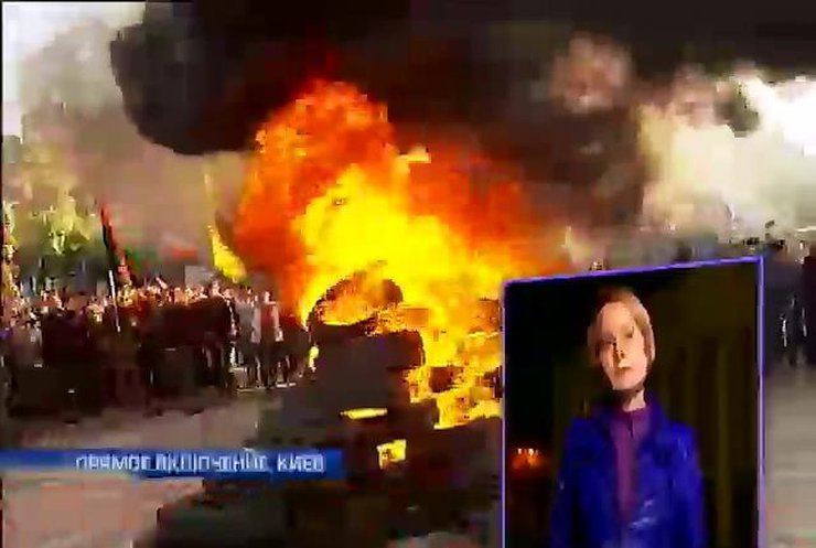 Протестующие жгли шины у Рады и ломали забор в Мариинском парке (видео)