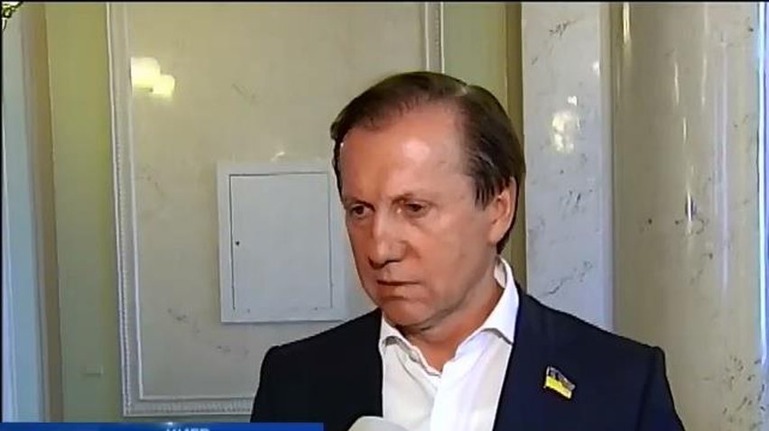 Депутат Журавский выбрался из мусорного бака, обвинив во всем конкурентов