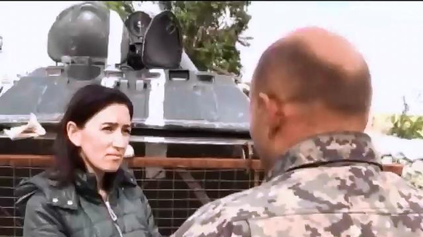 Под Мариуполем военные укрепляют БТР времен войны в Афганистане (видео)