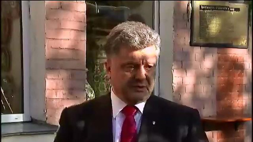 Порошенко встал на колени перед Гией Гонгадзе и 70 убитыми журналистами (видео)