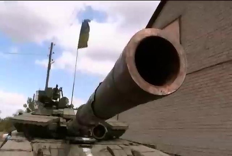 Військові тримають оборону в аеропорту Донецька (відео)