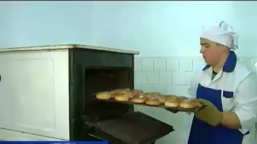 Студенти Чернівців торгували тістечками заради військових (відео)