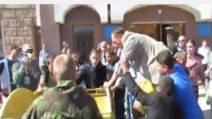В Тернополе, Кировограде и Запорожье сторонников Януковича выкинули в мусорные баки (видео)