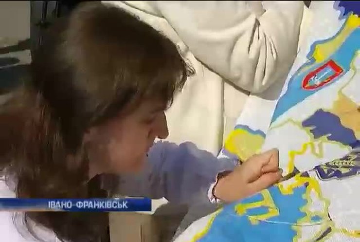 Українці вишивають найбільшу карту країни