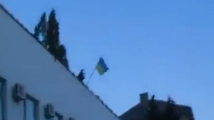 Ждановку контролируют террористы: в городе срывают флаги Украины (фото, видео)