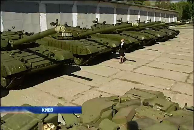 На счетах Кабмина зависли миллиарды на танки для передовой (видео)