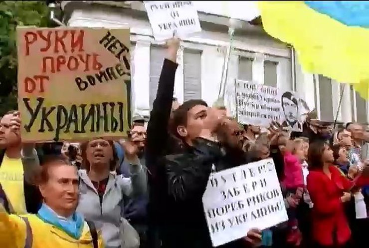 На Марше мира в Харькове консульство России забросали голубями