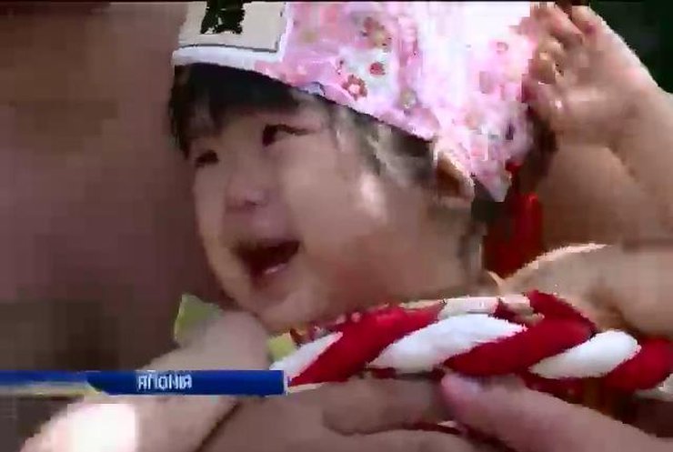 Маленьких японців доводять до плачу священики та сумоїсти (відео)