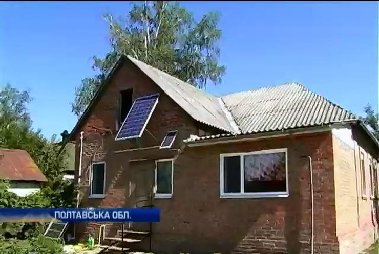 Майстер з Полтавщини будує свій будиночок з енергією Сонця (відео)