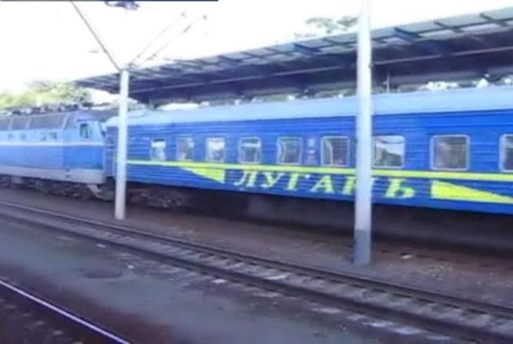 Луганський вокзал прийняв перший потяг з Києва із переселенцями