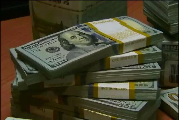 В обменниках Киева началась охота за долларом (видео)