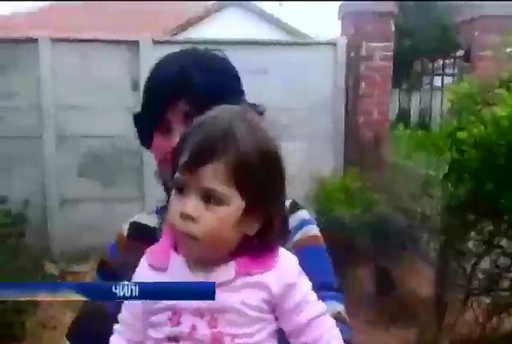 В Чилі рятувальники зрізали чайник з голови дівчинки