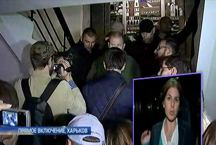 В Харькове активисты штурмовали гостиницу, в которой живет Кернес (видео)
