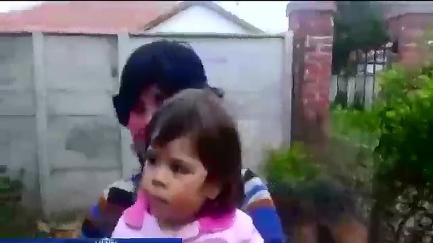 В Чилі рятувальники зрізали чайник з голови дівчинки