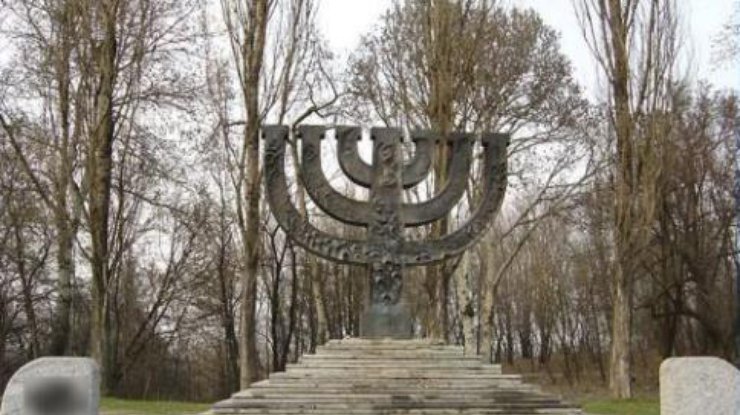 В Бабьем Яру на памятнике расстрелянным евреям нарисовали свастику (фото)