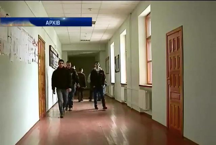 Студенти Донецького університету вимагають евакуювати їхній виш