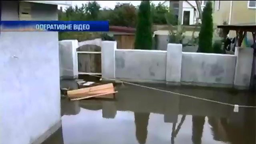 Рятувальники боряться з наслідками буревію в Одесі