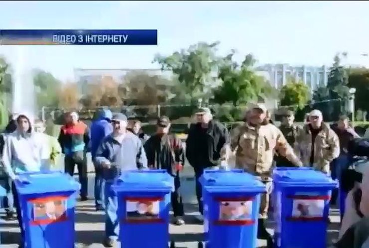У Черкасах посадили в смітник двох депутатів облради (відео)