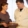 Марина Порошенко вручила президенту загадочный сюрприз