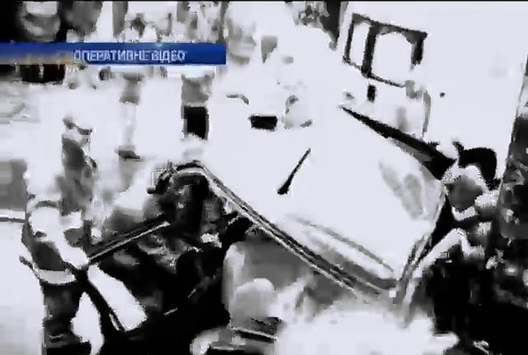 В Черкасах після зіткнення з фурою пасажирів легковика звільняли рятувальники